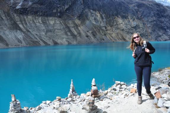 Entre as apachetas em homenagem à laguna e ao Alpamayo, a 4.400 metros de altitude, no trekking Santa Cruz, na Cordillera Blanca, região de Huaraz, no Peru